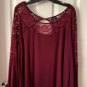 Long bell-shaped sleeved top